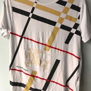 BURBERRY TSHIRT LIKE NEW CONDITION